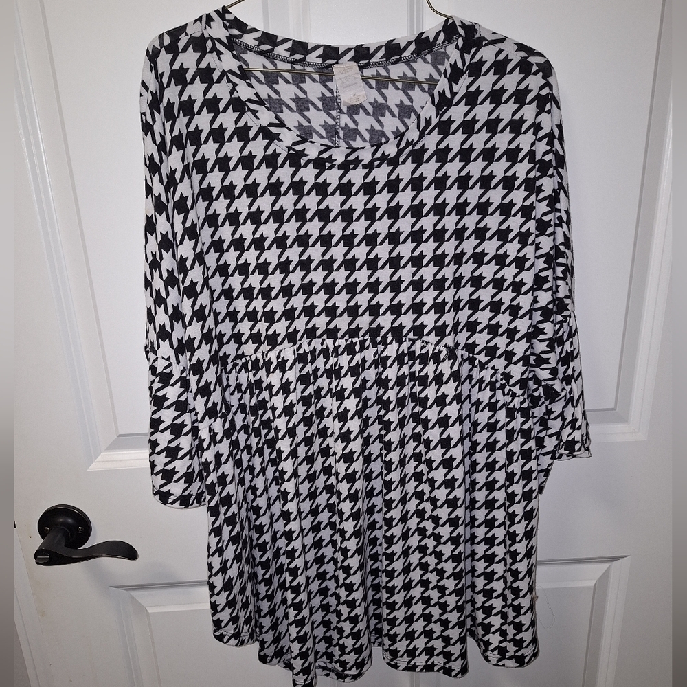 A black and white Bell Sleeve Tunic top in a size XL.